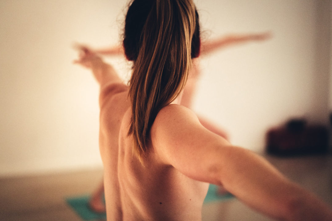 Nackt Yoga Erfahrung
